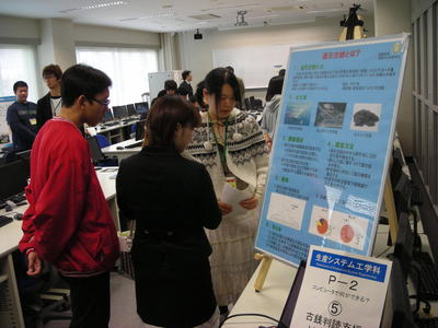 説明する部員A