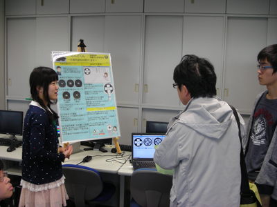 説明する部員B